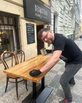 Rosteme! K novému stolu už máme i židle. Kapacita se masivně rozrostla o 4 místa! Čtyři! 😀