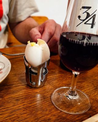 V nejtěžších chvílích jen sommelier ví rady si vždycky sám! Jo, a máme burčák. Furt. A luxusní!